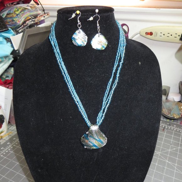 Lifestyle Studios Beaded necklace and earrings - Picture 2 of 13